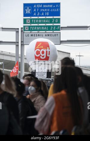 Manifestation des employés d'ADP (aéroports de Paris) à Roissy contre le PACTE (Plan d'adaptation des contrats de travail), parfois une réduction de deux mois de salaire par an. Paris, France, le 9 juillet 2021. Photo de Pierrick Villette/avenir Pictures/ABACAPRESS.COM Banque D'Images