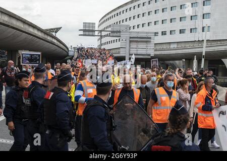 Manifestation des employés d'ADP (aéroports de Paris) à Roissy contre le PACTE (Plan d'adaptation des contrats de travail), parfois une réduction de deux mois de salaire par an. Paris, France, le 9 juillet 2021. Photo de Pierrick Villette/avenir Pictures/ABACAPRESS.COM Banque D'Images