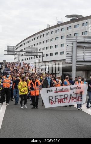 Manifestation des employés d'ADP (aéroports de Paris) à Roissy contre le PACTE (Plan d'adaptation des contrats de travail), parfois une réduction de deux mois de salaire par an. Paris, France, le 9 juillet 2021. Photo de Pierrick Villette/avenir Pictures/ABACAPRESS.COM Banque D'Images