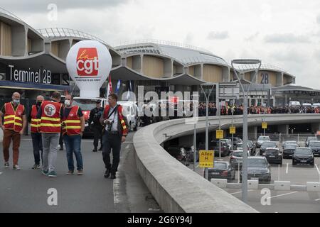 Manifestation des employés d'ADP (aéroports de Paris) à Roissy contre le PACTE (Plan d'adaptation des contrats de travail), parfois une réduction de deux mois de salaire par an. Paris, France, le 9 juillet 2021. Photo de Pierrick Villette/avenir Pictures/ABACAPRESS.COM Banque D'Images