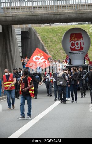 Manifestation des employés d'ADP (aéroports de Paris) à Roissy contre le PACTE (Plan d'adaptation des contrats de travail), parfois une réduction de deux mois de salaire par an. Paris, France, le 9 juillet 2021. Photo de Pierrick Villette/avenir Pictures/ABACAPRESS.COM Banque D'Images