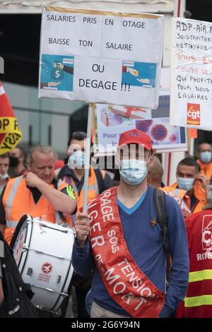 Manifestation des employés d'ADP (aéroports de Paris) à Roissy contre le PACTE (Plan d'adaptation des contrats de travail), parfois une réduction de deux mois de salaire par an. Paris, France, le 9 juillet 2021. Photo de Pierrick Villette/avenir Pictures/ABACAPRESS.COM Banque D'Images
