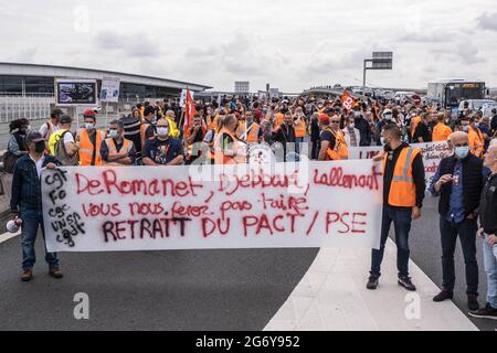 Manifestation des employés d'ADP (aéroports de Paris) à Roissy contre le PACTE (Plan d'adaptation des contrats de travail), parfois une réduction de deux mois de salaire par an. Paris, France, le 9 juillet 2021. Photo de Pierrick Villette/avenir Pictures/ABACAPRESS.COM Banque D'Images