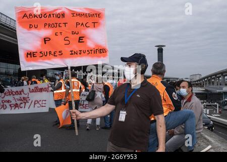 Manifestation des employés d'ADP (aéroports de Paris) à Roissy contre le PACTE (Plan d'adaptation des contrats de travail), parfois une réduction de deux mois de salaire par an. Paris, France, le 9 juillet 2021. Photo de Pierrick Villette/avenir Pictures/ABACAPRESS.COM Banque D'Images