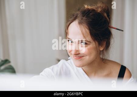 Portrait d'une femme talentueuse peint sur toile Banque D'Images