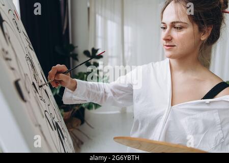 Belle femme artiste dessin image sur toile Banque D'Images