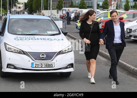 James Geoghegan, candidat de fine Gael, et son épouse Claire arrivent au dépouillement de l'élection partielle de la baie de Dublin Sud à Simmonscourt, RDS, à Ballsbridge, Dublin. Date de la photo : vendredi 9 juillet 2021. Voir PA Story IRISH byElection. Le crédit photo devrait se lire comme suit : Brian Lawless/PA Wire Banque D'Images