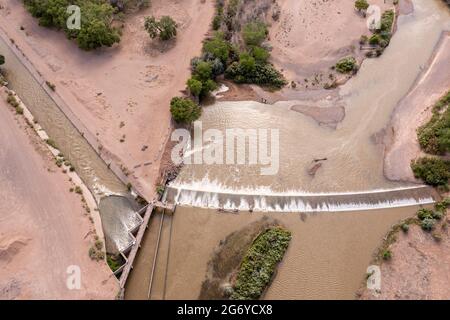 Algodones, Nouveau-Mexique - le barrage Angostura Diversion envoie l'eau du Rio Grande vers les canaux d'irrigation (à gauche). Une grande partie de l'état connaît e Banque D'Images