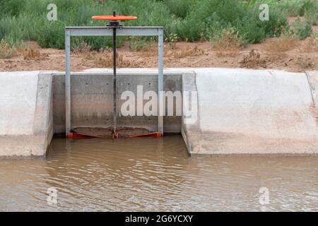 San Acacia, Nouveau-Mexique - UNE porte sur un canal d'irrigation permet de diriger l'eau du Rio Grande vers un champ spécifique. Une grande partie de l'État est exper Banque D'Images