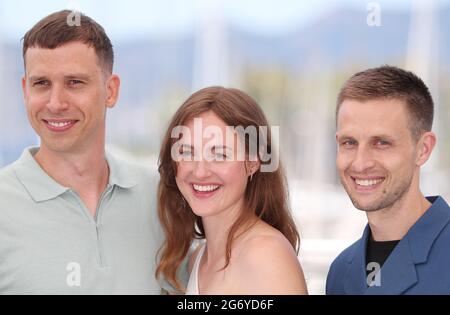 (210709) -- CANNES, 9 juillet 2021 (Xinhua) -- L'acteur norvégien Anders Danielsen lie (R), l'actrice norvégienne Renate Reinsve (C) et l'acteur norvégien Herbert Nordrum posent lors d'une séance photo pour le film « Verdens Verste Menneske » (la pire personne du monde) lors de la 74e édition du Festival du film de Cannes, dans le sud de la France, le 9 juillet 2021. 'La pire personne du monde' concourra pour la Palme d'Or lors du 74e Festival International du film de Cannes qui se tiendra du 6 au 17 juillet 2021. (Xinhua/Gao Jing) Banque D'Images