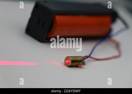 Diode laser rouge avec tête en cuivre alimentée par une lumière laser à pile pour réaliser divers projets électroniques Banque D'Images