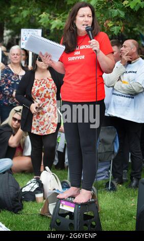 Jeanette Archer s'adresse à une foule de manifestants se réclamant d'une survivante d'abus rituel satanique pendant la manifestation. Les manifestants se réunissent à Hyde Park, Londres, pour dénoncer les abus rituels sataniques. Le groupe veut ouvrir la porte à ce type d'abus d'enfants et exposer les Satanistes de haut rang qu'ils disent avoir des positions puissantes au Royaume-Uni. Banque D'Images