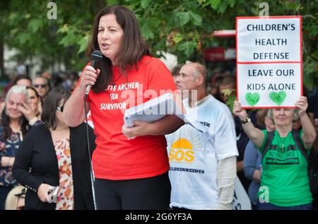 Londres, Royaume-Uni. 26 juin 2021. Jeanette Archer s'adresse à une foule de manifestants se réclamant d'une survivante d'abus rituel satanique pendant la manifestation. Les manifestants se réunissent à Hyde Park, Londres, pour dénoncer les abus rituels sataniques. Le groupe veut ouvrir la porte à ce type d'abus d'enfants et exposer les Satanistes de haut rang qu'ils disent avoir des positions puissantes au Royaume-Uni. (Photo de Martin Pope/SOPA Images/Sipa USA) crédit: SIPA USA/Alay Live News Banque D'Images