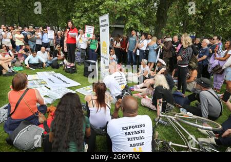 26 juin 2021, Londres, Royaume-Uni : Jeanette Archer s'adresse à une foule de manifestants se réclamant d'une survivante d'abus rituel satanique pendant la manifestation. Les manifestants se réunissent à Hyde Park, Londres pour dénoncer les abus rituels sataniques. Le groupe veut ouvrir la porte à ce type d'abus d'enfants et exposer les Satanistes de haut rang qu'ils disent avoir des positions puissantes au Royaume-Uni. (Image de crédit : © Martin Pope/SOPA Images via ZUMA Wire) Banque D'Images