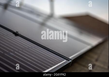 Accent sélectif sur les panneaux solaires installés sur un toit de bardeaux en asphalte résidentiel Banque D'Images