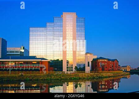 Europe, Angleterre, Manchester, Salford Quays, immeubles de bureaux au coucher du soleil, Banque D'Images