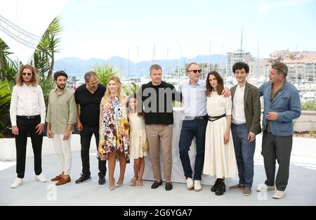 Cannes, France. 9 juillet 2021. Les acteurs du film 'Stillwater' posent lors d'un photocall lors de la 74e édition du Festival de Cannes à Cannes, dans le sud de la France, le 9 juillet 2021. Credit: Gao Jing/Xinhua/Alamy Live News Banque D'Images