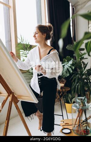 Une artiste fait du dessin de chevalet en studio Banque D'Images
