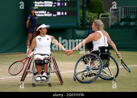 Yui Kamiji et Jordanne Whiley célèbrent un point contre Angelica Bernal et Momoko Ohtani dans la demi-finale des doubles en fauteuil roulant pour femmes sur le court 14 le 11 jour de Wimbledon au All England Lawn tennis and Croquet Club, Wimbledon. Date de la photo : vendredi 9 juillet 2021. Banque D'Images