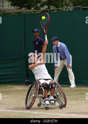 Yui Kamiji en action contre Angelica Bernal et Momoko Ohtani en fauteuil roulant pour dames double demi-finale sur le court 14 le 11 jour de Wimbledon au All England Lawn tennis and Croquet Club, Wimbledon. Date de la photo : vendredi 9 juillet 2021. Banque D'Images