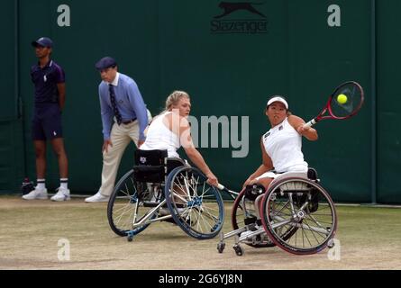 Jordanne Whiley et Yui Kamiji en action contre Angelica Bernal et Momoko Ohtani dans le fauteuil roulant pour femmes double demi-finale sur le court 14 le 11 jour de Wimbledon au All England Lawn tennis and Croquet Club, Wimbledon. Date de la photo : vendredi 9 juillet 2021. Banque D'Images