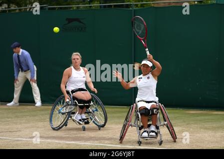 Jordanne Whiley et Yui Kamiji en action contre Angelica Bernal et Momoko Ohtani dans le fauteuil roulant pour femmes double demi-finale sur le court 14 le 11 jour de Wimbledon au All England Lawn tennis and Croquet Club, Wimbledon. Date de la photo : vendredi 9 juillet 2021. Banque D'Images