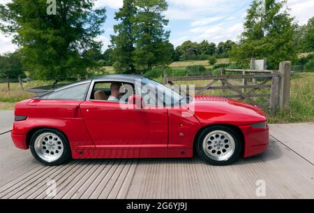 Vue latérale d'un Rouge, 1990, Alfa Romeo SZ ES30, en démonstration au London Classic car Show 2021 Banque D'Images