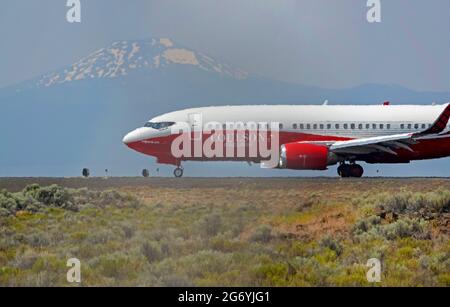 Un pétrolier de 737 se prépare à partir de la base d'incendie de Redmond, Oregon, dans une chaleur intense pour aider à combattre un incendie de forêt près de Prineville, Oregon, dans le Th Banque D'Images