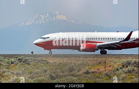 Un pétrolier de 737 se prépare à partir de la base d'incendie de Redmond, Oregon, dans une chaleur intense pour aider à combattre un incendie de forêt près de Prineville, Oregon, dans le Th Banque D'Images