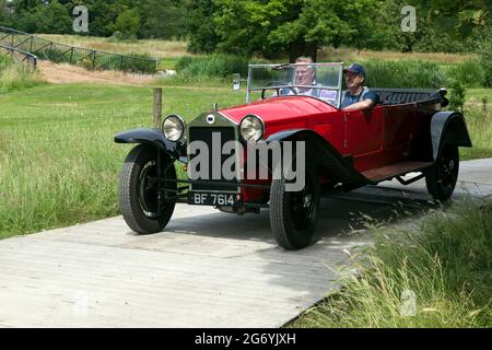 A Red, 1929 Lancia Lambda 224 Torpedo (BF 7614), en démonstration au London Classic car Show 2021 Banque D'Images