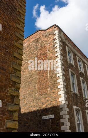 Maisons mitoyennes en briques datant du début de la Géorgie, rue Castle, Bridgwater, Somerset, 1720-30, à la jonction avec la rue Queen. Banque D'Images
