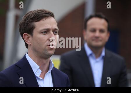 Le Tanaiste Leo Varadkar regarde comme le candidat de Gael fin James Geoghegan parle aux médias lorsqu'il arrive au centre de décompte pour l'élection partielle de la baie de Dublin Sud à Simmonscourt, RDS à Ballsbridge, Dublin. Date de la photo : vendredi 9 juillet 2021. Voir PA Story IRISH byElection. Le crédit photo devrait se lire comme suit : Brian Lawless/PA Wire Banque D'Images