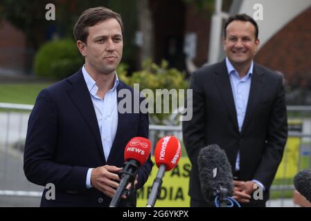Le Tanaiste Leo Varadkar regarde comme le candidat de Gael fin James Geoghegan parle aux médias lorsqu'il arrive au centre de décompte pour l'élection partielle de la baie de Dublin Sud à Simmonscourt, RDS à Ballsbridge, Dublin. Date de la photo : vendredi 9 juillet 2021. Voir PA Story IRISH byElection. Le crédit photo devrait se lire comme suit : Brian Lawless/PA Wire Banque D'Images