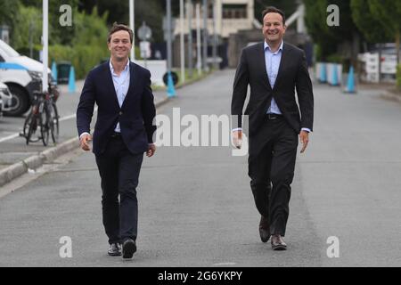 James Geoghegan, candidat de fine Gael, a quitté) et Tanaiste Leo Varadkar arrivant au centre de décompte pour l'élection partielle sud de la baie de Dublin à Simmonscourt, RDS à Ballsbridge, Dublin. Date de la photo : vendredi 9 juillet 2021. Voir PA Story IRISH byElection. Le crédit photo devrait se lire comme suit : Brian Lawless/PA Wire Banque D'Images