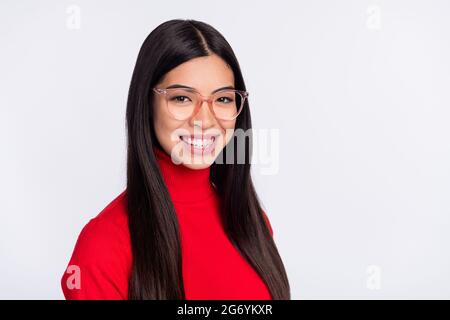 Portrait d'une jeune fille asiatique souriante et gaie dans des lunettes montrent des dents après traitement de stomatology isolé sur fond gris Banque D'Images