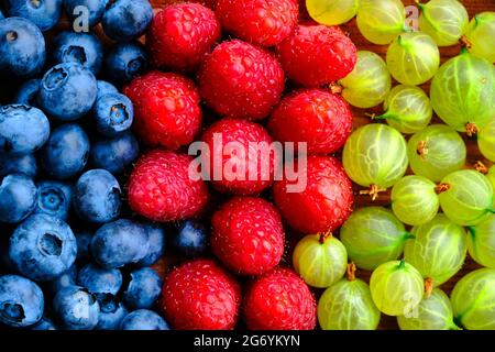 Gros plan d'un mélange de fruits sur fond d'ardoise Banque D'Images