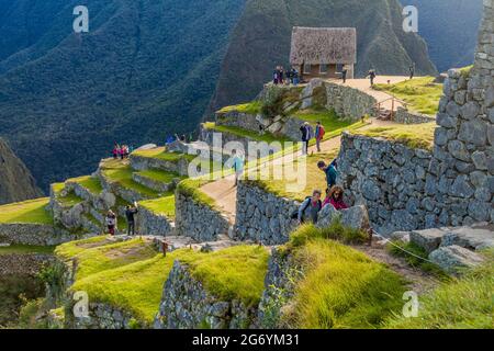 MACHU PICCHU, PÉROU - 18 MAI 2015 : visiteurs des ruines de Machu Picchu, Pérou. Banque D'Images