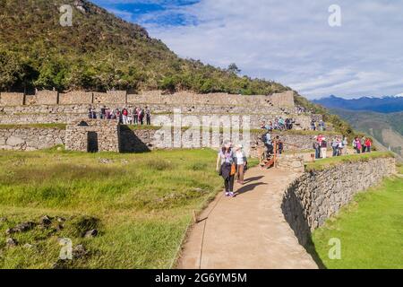 MACHU PICCHU, PÉROU - 18 MAI 2015 : les touristes visitent les ruines de Machu Picchu, Pérou Banque D'Images