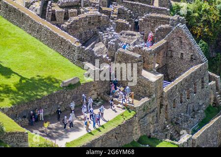 MACHU PICCHU, PÉROU - 18 MAI 2015 : foules de visiteurs aux ruines de Machu Picchu, Pérou. Banque D'Images