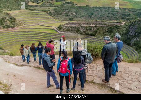 MORAY, PÉROU - 21 MAI 2015 : les touristes admirent les terrasses agricoles rondes des Incas à Moray, Vallée Sacrée, Pérou Banque D'Images