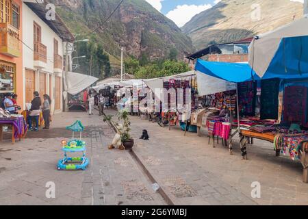 PISAC, PÉROU - 22 MAI 2015 : célèbre marché indigène de Pisac, Vallée Sacrée des Incas, Pérou. Banque D'Images