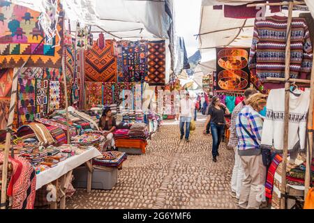 PISAC, PÉROU - 22 MAI 2015 : célèbre marché indigène de Pisac, Vallée Sacrée des Incas, Pérou. Banque D'Images