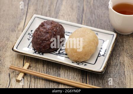 kohaku ohagi; riz martelé recouvert de pâte de haricots adzuki rouge et blanc sucré, dessert traditionnel japonais Banque D'Images