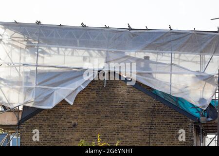 Échafaudage et protection de couverture sur les dortoirs / dortoirs / dormas / dortoirs sur le toit à l'extrémité de la terrasse victorienne maison en terrasse. ROYAUME-UNI (124) Banque D'Images