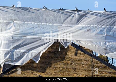 Échafaudage et protection de couverture sur les dortoirs / dortoirs / dormas / dortoirs sur le toit à l'extrémité de la terrasse victorienne maison en terrasse. ROYAUME-UNI (124) Banque D'Images