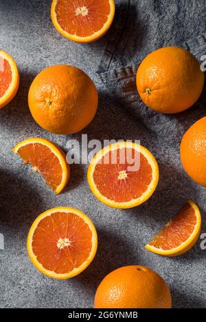 Oranges de Caracara brutes bio prêtes à manger Banque D'Images