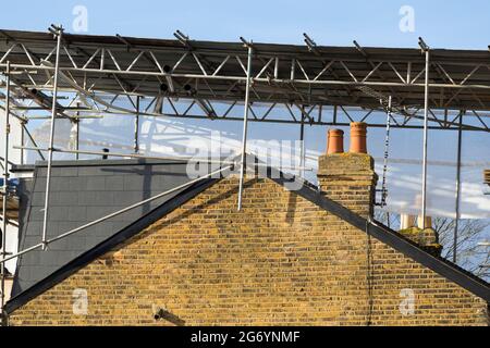 Échafaudage et protection de couverture sur les dortoirs / dortoirs / dormas / dortoirs sur le toit à l'extrémité de la terrasse victorienne maison en terrasse. ROYAUME-UNI (124) Banque D'Images