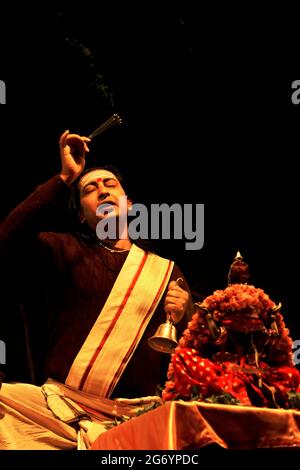 Varanasi, Inde 01 février 2021 cérémonie de Ganga aarti rituels exécutés par des prêtres hindous à Dashashwamedh Ghat à Varanasi Uttar Pradesh Inde Banque D'Images