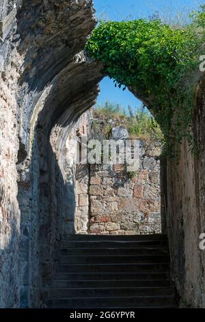 Herisson étiqueté petite ville de caractère. Porte voûtée du château. Allier. Auvergne Rhône Alpes. France Banque D'Images