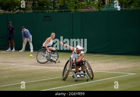 Yui Kamiji en action avec Jordanne Whiley, coéquipier contre Momoko Ohtani et Angelica Bernal le 11 jour de Wimbledon au All England Lawn tennis and Croquet Club, Wimbledon. Date de la photo : vendredi 9 juillet 2021. Banque D'Images